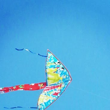 I haven't flown one of these in ages! #kite #beach #mamaia — Qatar reel by TripleF Qatar